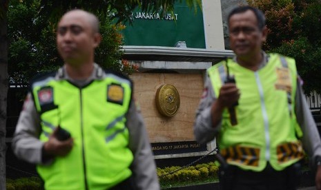 Anggota kepolisian berjaga di depan PN Jakarta Utara, yang akan digunakan untuk tempat sidang perdana kasus dugaan penistaan agama yang melibatkan Gubernur DKI Jakarta nonaktif Basuki Tjahaja Purnama, di Jakarta, Senin (12/12). 