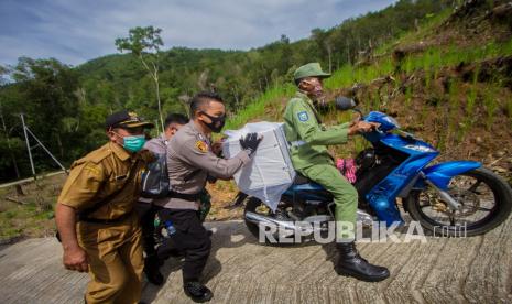 Anggota kepolisian bersama TNI dan Petugas Panitia Pemilihan Kecamatan (PPK) membantu mendorong sepeda motor milik warga yang membawa logistik Pilkada saat melintasi tanjakan menuju desa Haratai di Kecamatan Loksado, Kabupaten Hulu Sungai Selatan, Kalimantan Selatan. Kapolda Kalimantan Selatan Irjen Pol Rikwanto menyatakan jumlah anggota Polri di Polda Kalsel saat ini belum ideal.