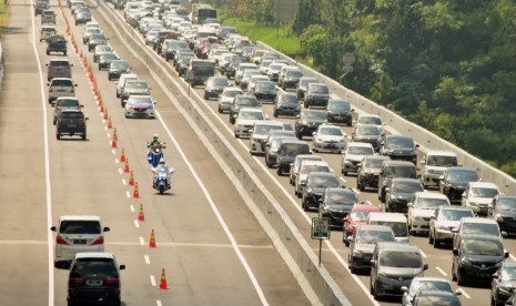 Anggota kepolisian bersepeda motor memandu kendaraan pengguna jalan tol Semarang- Solo, menyusul diberlakukannya rekayasa lalu lintas Lawan Arus (3 : 1) dengan prioritas arus lalu lintas menuju Solo, Sabtu (1/6). PT TMJ selaku pengelola jalan tol ini melakukan rekayasa lawan arus mulai dari KM 424 hingga KM 433 A guna mengantisipasi lonjakan volume kendaraan sebagai dampak pemberlakuan arus satu arah hingga Gerbang Tol (GT) Kalikangkung Semarang. 