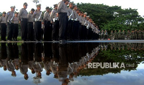 Anggota kepolisian dan prajurit TNI mengikuti apel konsolidasi pengamanan Pilkada Makassar di Lapangan Karebosi Makassar, Sulawesi Selatan, Kamis (19/4).