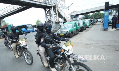 Anggota kepolisian dari Tim Prabu (ilustrasi). Dua orang pria Sony Aristianto (41) dan Windi Saputra (31) menggasak sepeda motor milik sejumlah remaja di Kota Bandung dengan modus mengaku-ngaku sebagai anggota tim Prabu Polrestabes Bandung, Sabtu (6/3) lalu di sekitar Jalan Braga, Bandung. Keduanya telah berhasil diringkus oleh petugas, Sabtu (13/5) dan saat ini mendekam di jeruji besi.