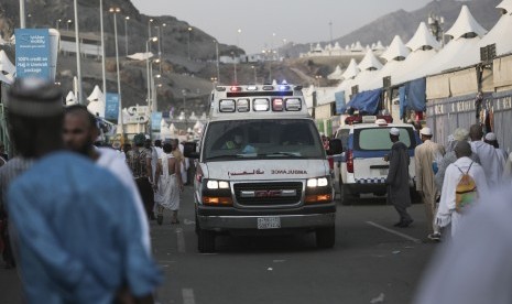 Ambulans bergegas ke tempat di mana jamaah haji menjadi korban insiden mina, Kamis 24 September 2015.