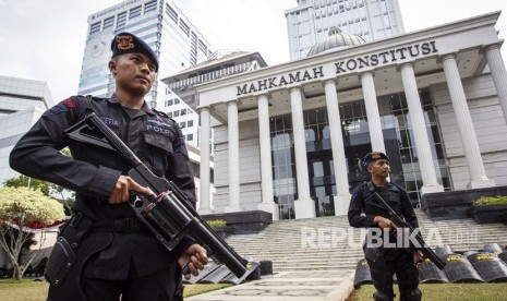 Anggota kepolisian melakukan penjagaan jelang sidang putusan Perselisihan Hasil Pemilihan Umum (PHPU) di Gedung Mahkamah Konstitusi (MK), Jakarta, Rabu (26/6/2019). 