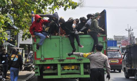 Anggota Kepolisian melakukan razia truk yang membawa pelajar yang akan ke Jakarta untuk mengikuti aksi unjuk rasa di Jalan Sultan Agung, Bekasi, Jawa Barat, Kamis (8/10/2020). Sejumlah tim Gabungan dari Polri ,TNI dan Satpol PP melakukan penyekatan di perbatasan Bekasi dan Jakarta untuk menghalau para perserta aksi yang akan menuju DPR.