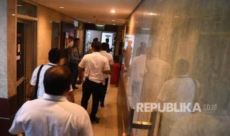 Anggota kepolisian memasuki ruangan yang terkena peluru nyasar di Kompleks Parlemen, Senayan, Jakarta, Senin (15/10).