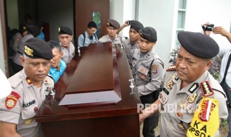 Anggota kepolisian mengangkat peti jenazah mahasiswa Universitas Sebelas Maret (UNS) Surakarta, Aji Nur Rohman, ke ke dalam mobil ambulans saat akan dibawa menuju Bandara Haluoleo, di Kendari, Sulawesi Tenggara, Selasa (27/2).