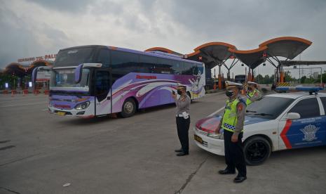 Anggota kepolisian mengatur arus kendaraan di Gerbang Tol (GT) Palimanan, Cirebon, Jawa Barat.