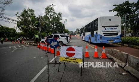  Anggota Kepolisian mengatur lalu lintas saat pengalihan arus di perempatan Ragunan, Jakarta Selatan, Selasa (10/1). 