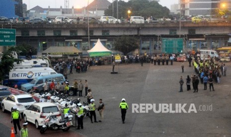 Anggota kepolisian menggelar apel kesiapan pengamanan bulan Ramadhan di Terminal Kampung Melayu, Jakarta, Jumat (26/5). 