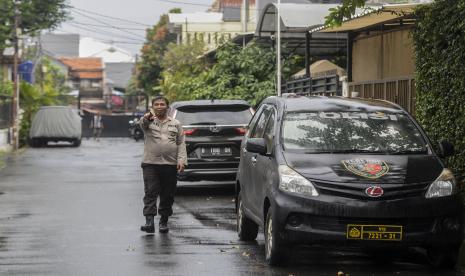 Anggota kepolisian mengusir awak media saat berlangsungnya olah TKP rumah dinas Kadiv Propam Polri Irjen Pol Ferdy Sambo di Kompleks Polri Duren Tiga, Jakarta, Rabu (13/7/2022). Wakil Ketua LPSK mengungkap permintaan istri Irjen Ferdy Sambo dan Baradha E.