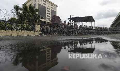 Anggota kepolisian menjaga jalannya aksi FPI di depan Mabes Polri, Jakarta, Senin (16/1). 