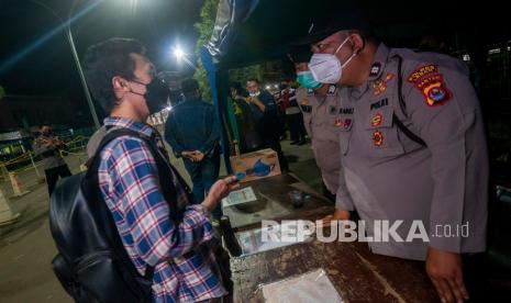 Anggota kepolisian Polres Lebak melakukan pemeriksaan kepada calon penumpang KRL di Stasiun Rangkasbitung, Lebak, Banten, Senin (11/4/2022) dini hari. Penyekatan dan pemeriksaan oleh Polres Lebak tersebut guna memberikan pengamanan bagi massa yang akan menggelar aksi 11 April ke Jakarta. Stasiun Rangkasbitung Masih Sepi Pemudik