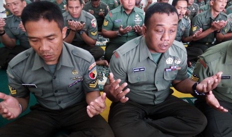 Anggota Komando Distrik Militer (Kodim)/0814 Jombang memanjatkan doa setelah shalat ghaib untuk korban Pesawat Hercules C-130 di Jombang, Jawa Timur. Rabu (1/7).