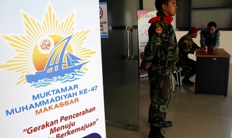 Anggota Komando Kesiapsiagaan Angkatan Muda Muhammadiyah (Kokam) melakukan pengamanan di depan ruang panitia Mukatamar Muhammadiyah di kampus Unismuh Makassar, Sulawesi Selatan, Rabu (29/7). 