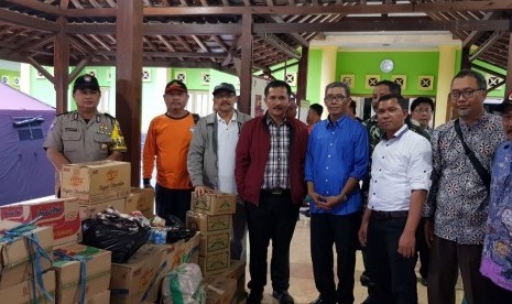 Anggota Komisi A DPRD Yogyakarta, dipimpin Eko Suwanto mengunjungi posko pengungsi Kebon Agung Bantul, Kamis (30/11)