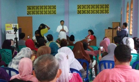 Anggota Komisi I DPR Ahmad Zainuddin saat memberi materi Sosialisasi 4 Pilar MPR (UUD NRI 1945, Pancasila, NKRI, dan Bhinneka Tunggal Ika) di Aula RW 02 RT 04, Gang Mas, Balimester, Jatinegara, Jakarta Timur, akhir pekan lalu.