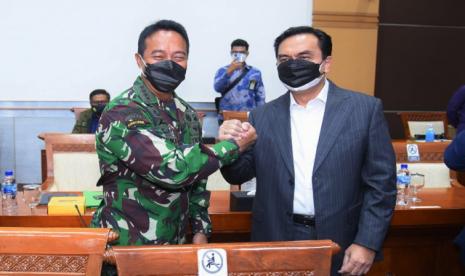 [Dokumentasi] Anggota Komisi I DPR Effendi Simbolon bersama Panglima TNI Jenderal Andika Perkasa di ruang Komisi I DPR, Senayan, Jakarta Pusat.