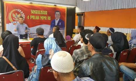 Anggota Komisi I DPR RI, Alimin Abdullah, saat menggelar kegiatan Sosialisasi Empat Pilar MPR RI di Kecamatan Pasar Minggu, Jakarta Selatan, Sabtu (6/10). 