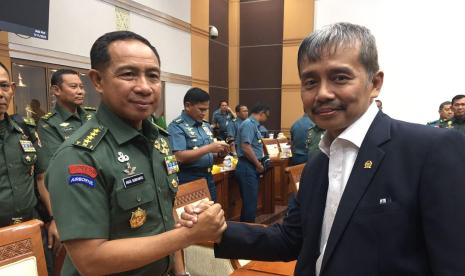 Anggota Komisi I DPR-RI Andi Najmi Fuaidi bersama Kepala Staf TNI Angkatan Darat (KSAD) Jenderal TNI Agus Subiyanto