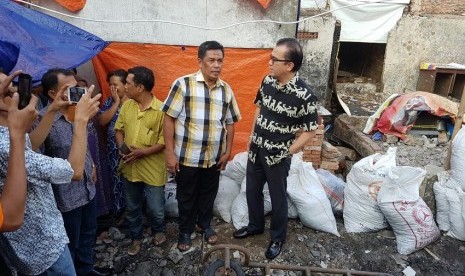 Anggota komisi I DPR RI, Tantowi Yahya saat mengunjungi korban kebakaran kelurahan Krukut, Jakarta Barat, Ahad (5/6).