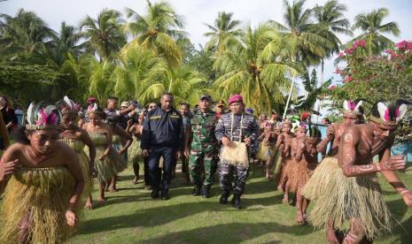 Anggota Komisi I DPR RI Yan Permenas Mandenas menilai bahwa implementasi Undang-Undang (UU) Nomor 2 Tahun 2021 tentang Otonomi Khusus (Otsus) Papua dan Dana Alokasi Khusus (DAK) Tahun 2022-2023 perlu ada peran aktif masyarakat untuk mengawasi penggunaan dana Otsus tersebut, khususnya pada tahun 2023 ini.