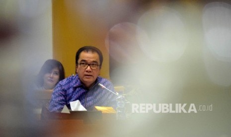 Anggota Komisi I Fraksi Golkar Tantowi Yahya saat mengikuti rapat kerja (Raker) dengan Menteri Komunikasi dan Informatika Rudiantara di Kompleks Parlemen, Jakarta, Senin (18/4).  (Republika/ Rakhmawaty La'lang )