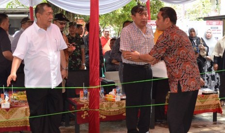 Anggota Komisi II DPR RI, Dadang S Muchtar, meninjau  tempat pemungutan suara (TPS) di Kabupaten Bekasi, Jawa Barat, Rabu (15/2).