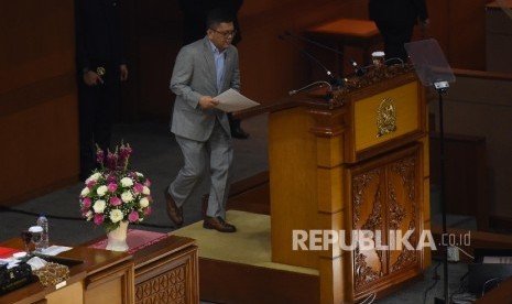 Anggota Komisi III dari Fraksi Nasdem Taufiqulhadi bersiap membacakan surat usulan pengajuan hak angket KPK dalam Rapat Paripurna DPR di Kompleks Parlemen, Senayan, Jakarta, Jumat (28/4). 