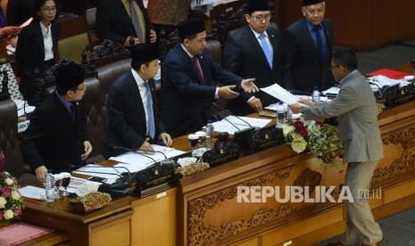 Anggota Komisi III dari Fraksi Nasdem Taufiqulhadi (kanan) memberikan surat usulan pengajuan hak angket KPK kepada pimpinan DPR dalam Rapat Paripurna di Kompleks Parlemen, Senayan, Jakarta, Jumat (28/4).