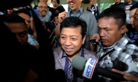 Anggota Komisi III Dewan Perwakilan Rakyat Setya Novanto usai diperiksa di Gedung KPK, Jakarta, Senin (19/8). 