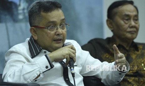 Anggota Komisi III DPR dari Fraksi PDI Perjuangan Trimedya Panjaitan (kiri) bersama Mantan Wakil Ketua Komisi Yudisial (KY) Abbas Said, memberikan penjelasan kepada peserta diskusi Dialektika Demokrasi di Kompleks Parlemen, Senayan, Jakarta, Kamis (7/11/2019).