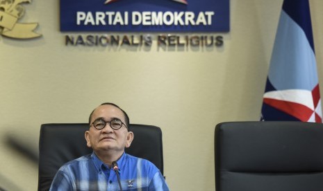 Anggota Komisi III DPR fraksi Partai Demokrat Ruhut Sitompul memberikan keterangan terkait penonaktifan dirinya dari jabatan koordinator juru bicara Partai Demokrat di Kompleks Parlemen, Senayan, Jakarta, Senin (22/8).