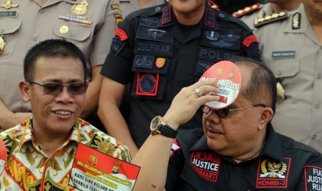 Anggota Komisi III DPR Junimart Girsang (kanan) bersama rekannya sesama anggota Komisi III Masinton Pasaribu (kiri) memegang stiker ketika mengikuti Deklarasi Asrama Polisi Bebas Narkoba, di Mako Brimob Polda Sumut, di Medan, Rabu (3/5).