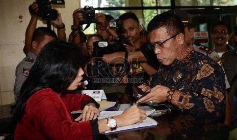 Anggota Komisi III DPR RI asal Fraksi PDI Perjuangan, Masinton Pasaribu memasuki gedung untuk memberikan laporan kepada bagian pengaduan masyarakat KPK, Jakarta, Selasa (22/9). 