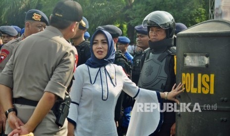 Anggota Komisi III DPR RI, Eva Yuliana meminta KPK waspada distribusi sembako menggunakan APBD untuk kepentingan politik