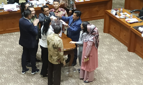 Anggota Komisi III DPR RI melakukan proses penghitungan calon pimpinan KPK di Kompleks Parlemen, Senayan, Jumat (13/9) dini hari. 