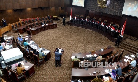 Anggota Komisi III DPR RI Muslim Ayub (tengah) memberikan keterangan pada sidang gugatan UU Jaminan Produk Halal (JPH) di Mahkamah Konstitusi, Jakarta, Kamis (20/7). 