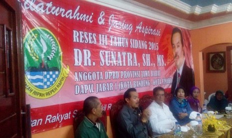 Anggota Komisi III DPRD Jawa Barat Sunatra (kedua dari kiri) berbicara dalam acara Silaturahmi dan Jaring Aspirasi Reses III 2015.