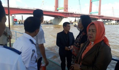 Anggota Komisi IV DPRD Sumatra Selatan meninjau langsung kondisi Jembatan Ampera setelah ditabrak kapal tongkang pengangkut batu bara