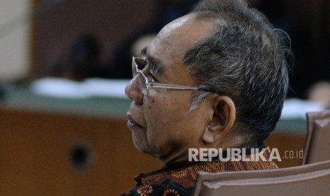 Anggota Komisi IX 2009-2014 dari fraksi Partai Golkar Charles Jones Mesang mengikuti sidang putusan di Pengadilan Tipikor, Jakarta, Kamis (7/9).