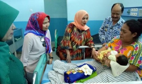 Anggota Komisi IX Andi Fauziah di sela peninjauan di RSUD Dr. H. Abdul Moeloek, Bandar Lampung, Lampung, Selasa (2/5).