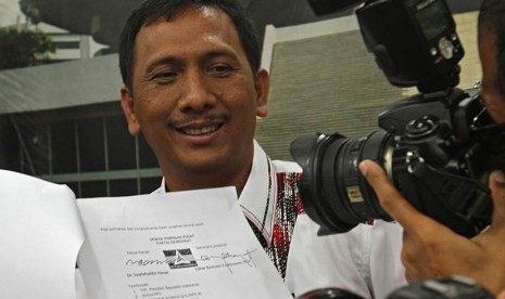 Anggota Komisi IX dari Fraksi Partai Demokrat Gede Pasek Suardika menunjukan surat pemecatannya pada wartawan