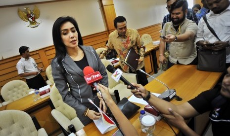 Anggota Komisi IX DPR Rieke Diah Pitaloka (kiri) didampingi Anggota Fraksi PAN Teguh Juwarno (kanan) menjawab pertanyaan wartawan usai memimpin rapat perdana Panitia Khusus Pelindo II di Kompleks Parlemen Senayan, Jakarta, Kamis (15/10). 