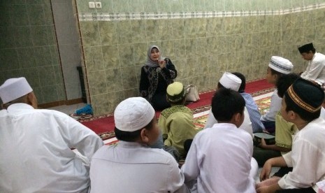 Anggota Komisi IX DPR Siti Masrifah di antara warga Cipondoh Makmur, Kota Tangerang, Sabtu (8/8)