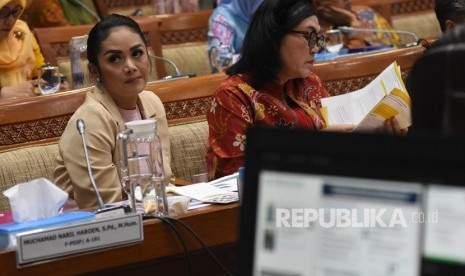 Anggota Komisi IX DPR yang juga aktris Krisdayanti (kiri) gagal mempertahankan kursinya di DPR RI