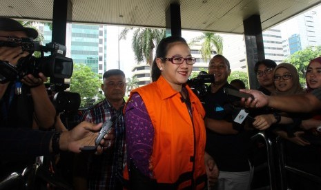 Anggota Komisi V DPR Damayanti Wisnu Putranti memasuki Gedung KPK untuk menjalani pemeriksaan di Jakarta, Senin (1/2).