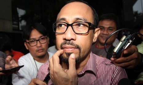 Anggota Komisi V DPR dari Fraksi Partai Amanat Nasional (PAN) Andi Taufan Tiro (tengah) berjalan seusai menjalani pemeriksaan di Gedung KPK, Jakarta, Jumat (12/2).