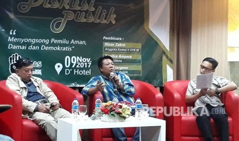 Anggota Komisi V DPR, M Nizar Zahro,  dalam diskusi bertajuk 'Menyogsong Pemilu Aman, Damai dan Demokratis' yang digelar di D'Hotel, Setiabudi, Jakarta Selatan, Kamis (9/11). Nizar mengungkapkan calon kepala daerah cenderung tidak siap kalah dalam Pilkada. 