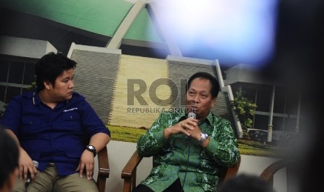  Anggota Komisi V DPR RI, Anton Sihombing (kanan) memberikan penyampaian mengenai permasalahan pelabuhan Indonesia di ruangan Media Centre, DPR RI, Jakarta, Jumat (19/6). (Republika/Raisan Al Farisi)