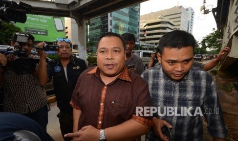 Anggota Komisi V DPR RI Fathan (memakai baju cokelat) dimintai keterangan oleh wartawan di tengah jalanan sesaat setelah menjalani pemeriksaan di Gedung KPK, Jakarta, Kamis (25/2). (Republika/Raisan Al Farisi)